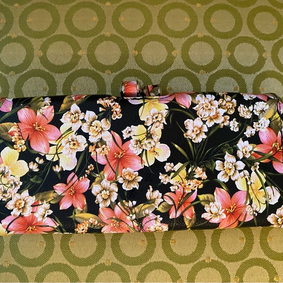Tahari new floral wallet - Picture 6 of 6